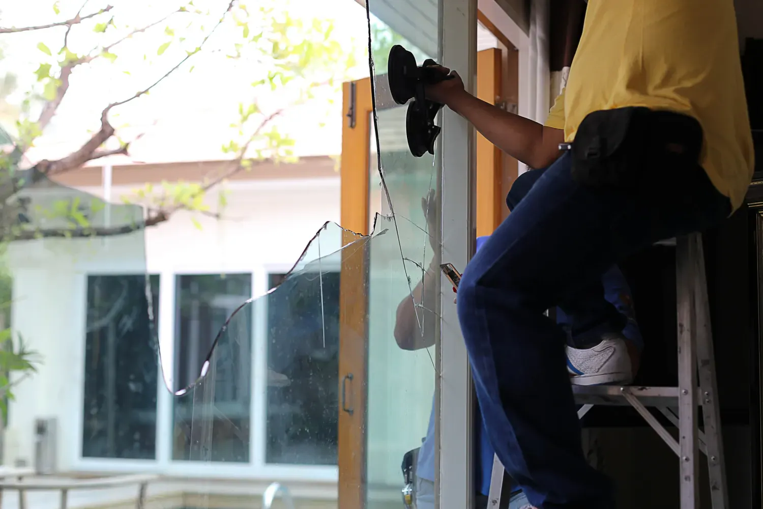 Vitrier retirant un vitrage cassé à la ventouse lors d'une urgence bris de glace à Châtenay-Malabry (92290)